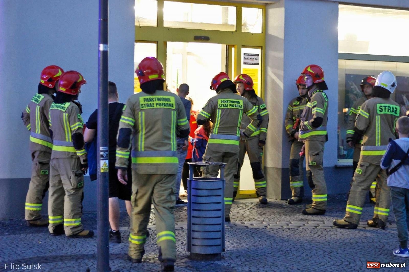 Zdjęcie w galerii na portalu naszraciborz.pl: Z Memoriału do akcji. Strażacka interwencja na Rynku wiadomości z regionu