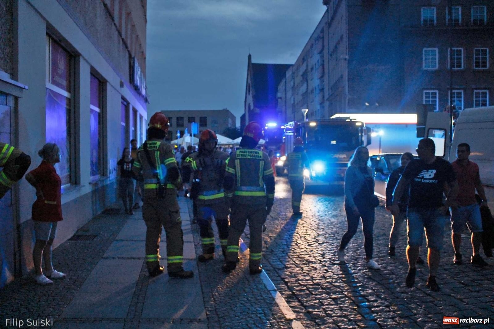 Zdjęcie w galerii na portalu naszraciborz.pl: Z Memoriału do akcji. Strażacka interwencja na Rynku wiadomości z regionu