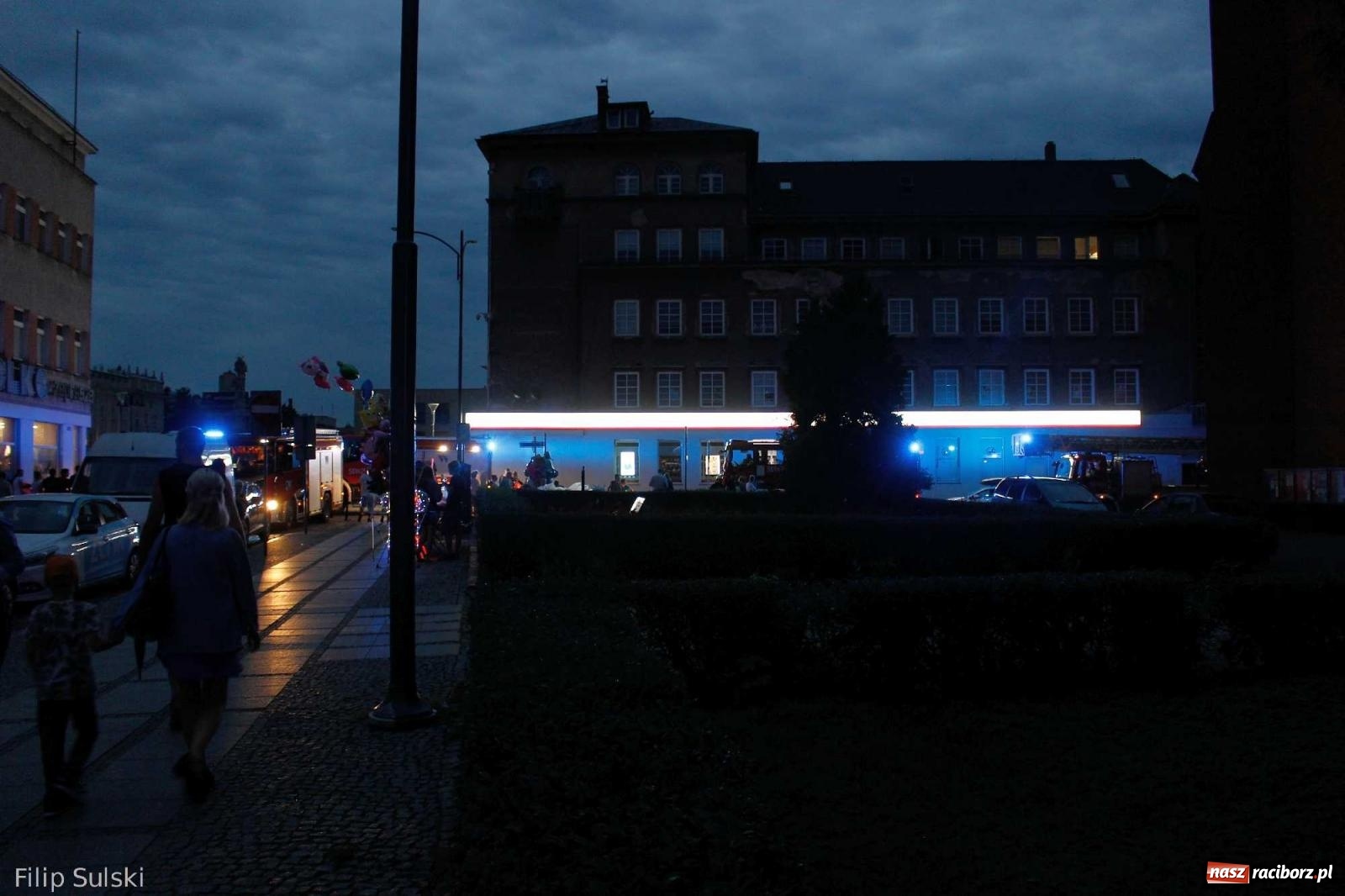 Zdjęcie w galerii na portalu naszraciborz.pl: Z Memoriału do akcji. Strażacka interwencja na Rynku wiadomości z regionu