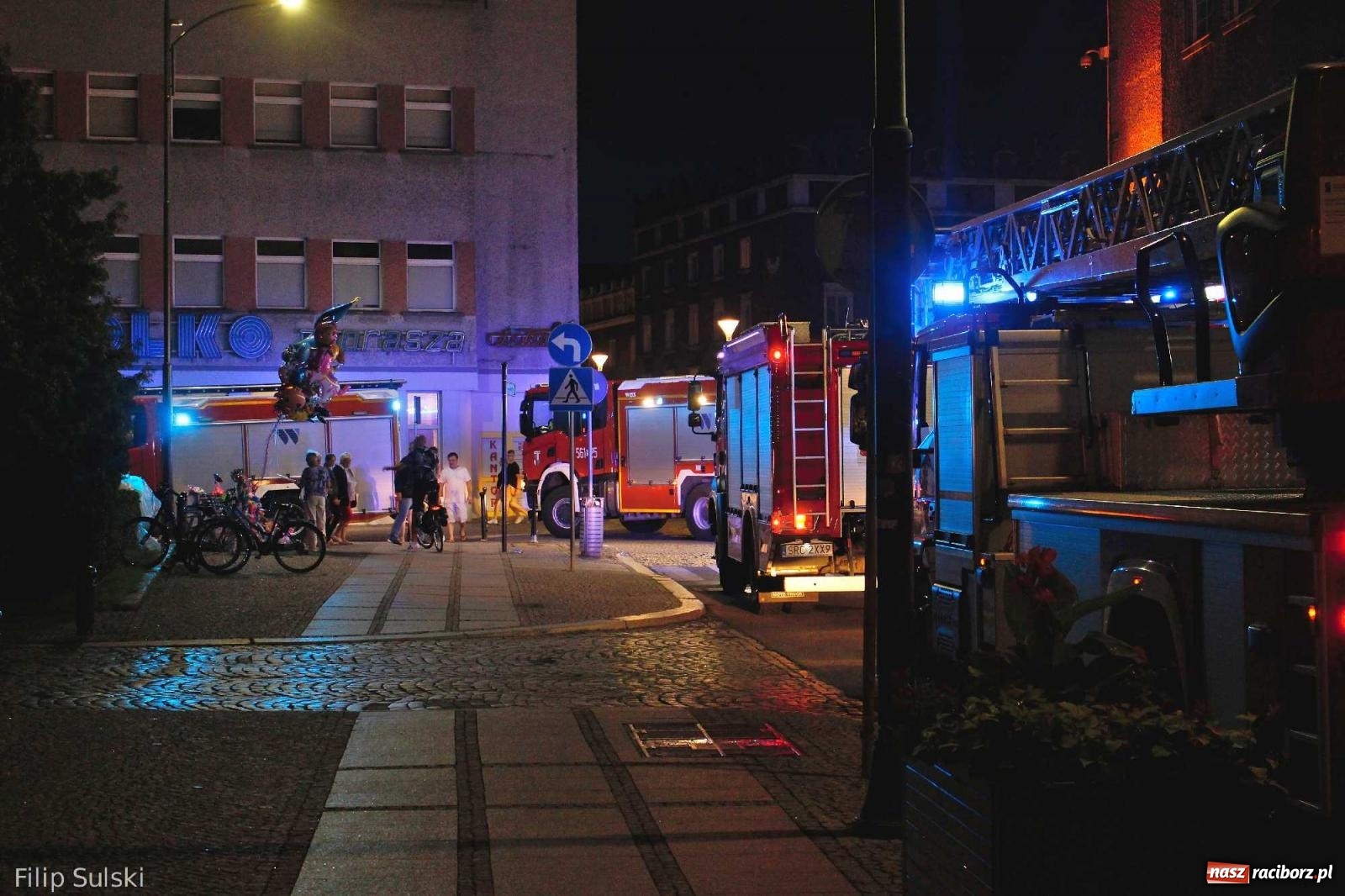 Zdjęcie w galerii na portalu naszraciborz.pl: Z Memoriału do akcji. Strażacka interwencja na Rynku wiadomości z regionu
