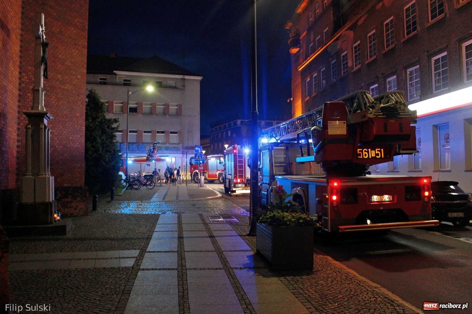 Zdjęcie w galerii na portalu naszraciborz.pl: Z Memoriału do akcji. Strażacka interwencja na Rynku wiadomości z regionu