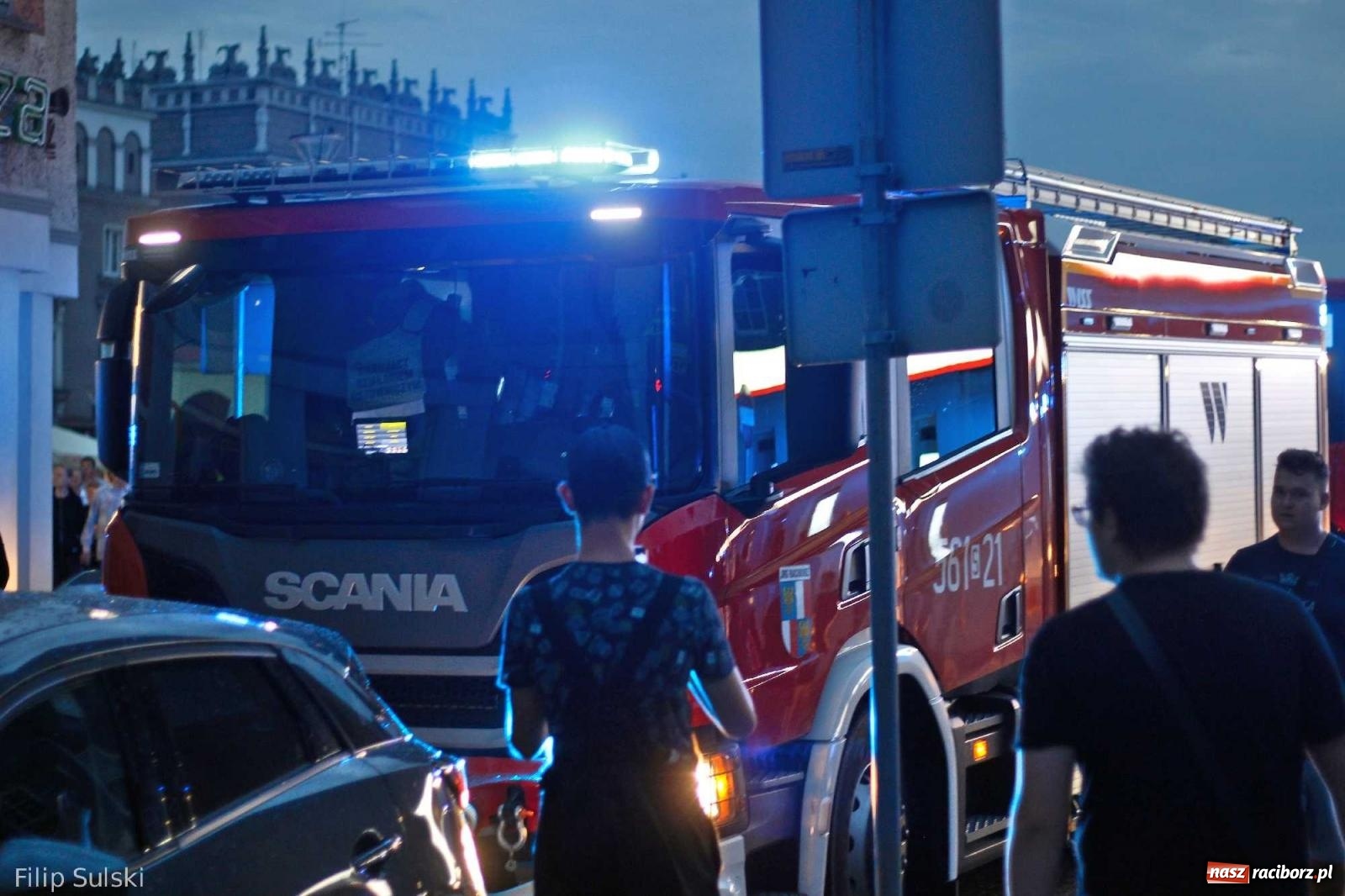 Zdjęcie w galerii na portalu naszraciborz.pl: Z Memoriału do akcji. Strażacka interwencja na Rynku wiadomości z regionu