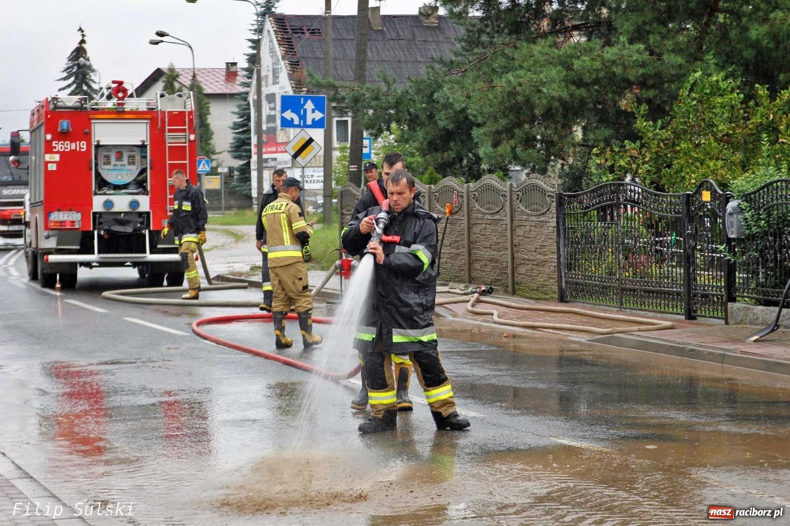 Zdjęcie w galerii na portalu naszraciborz.pl: Błoto i woda blokowały jezdnie. Wielkie sprzątanie po nawałnicy wiadomości z regionu