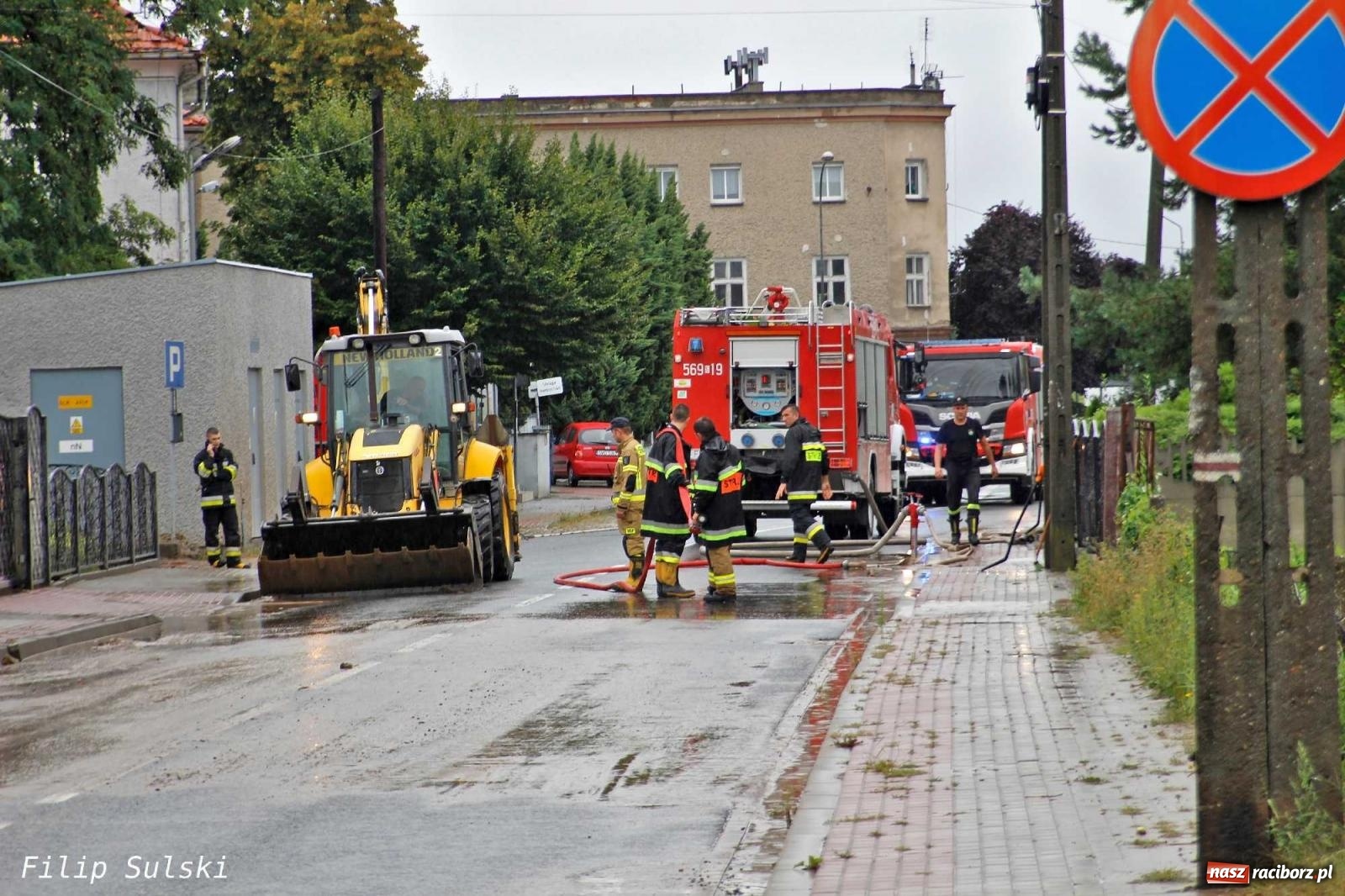 Zdjęcie w galerii na portalu naszraciborz.pl: Błoto i woda blokowały jezdnie. Wielkie sprzątanie po nawałnicy wiadomości z regionu