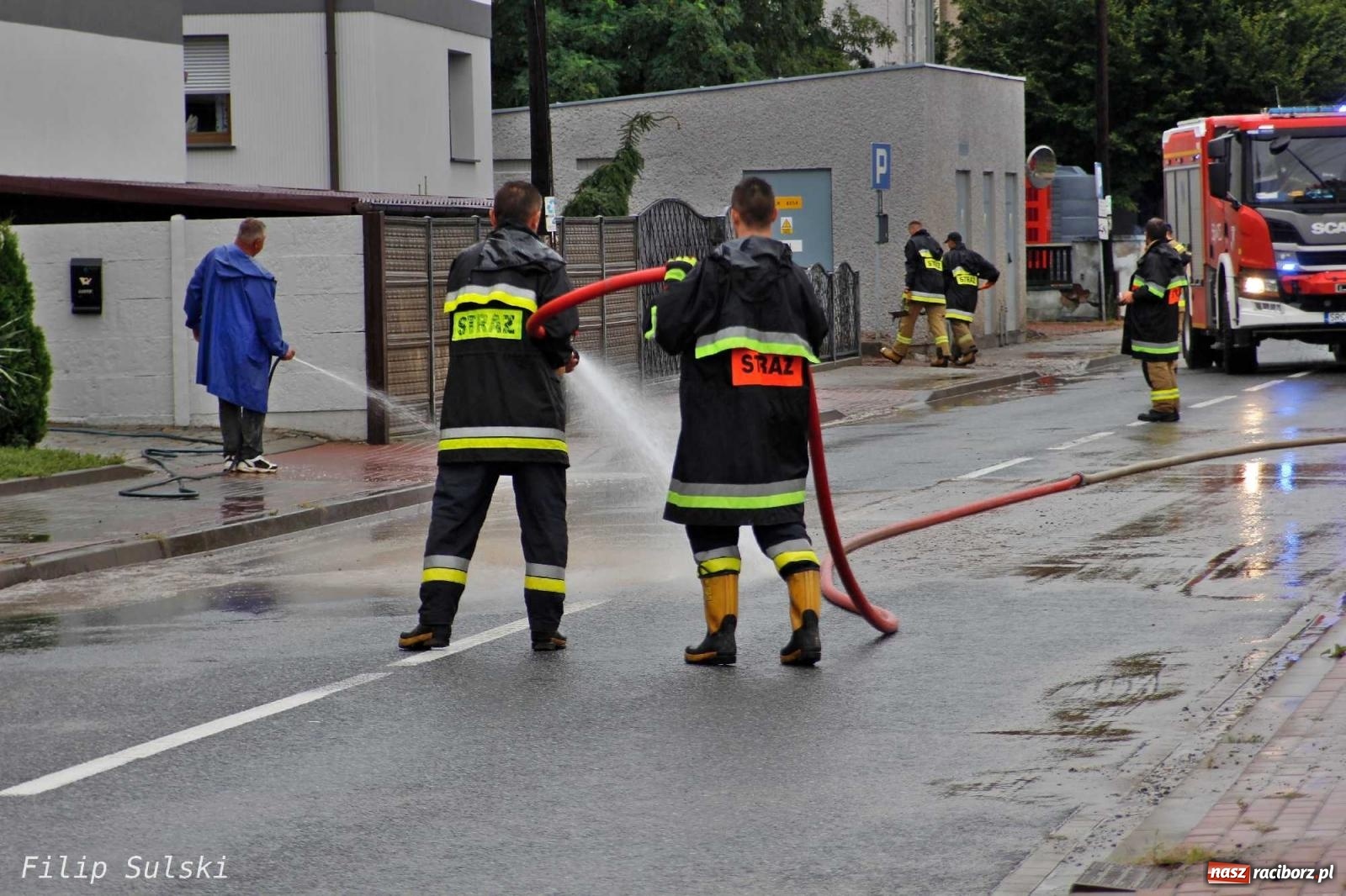 Zdjęcie w galerii na portalu naszraciborz.pl: Błoto i woda blokowały jezdnie. Wielkie sprzątanie po nawałnicy wiadomości z regionu