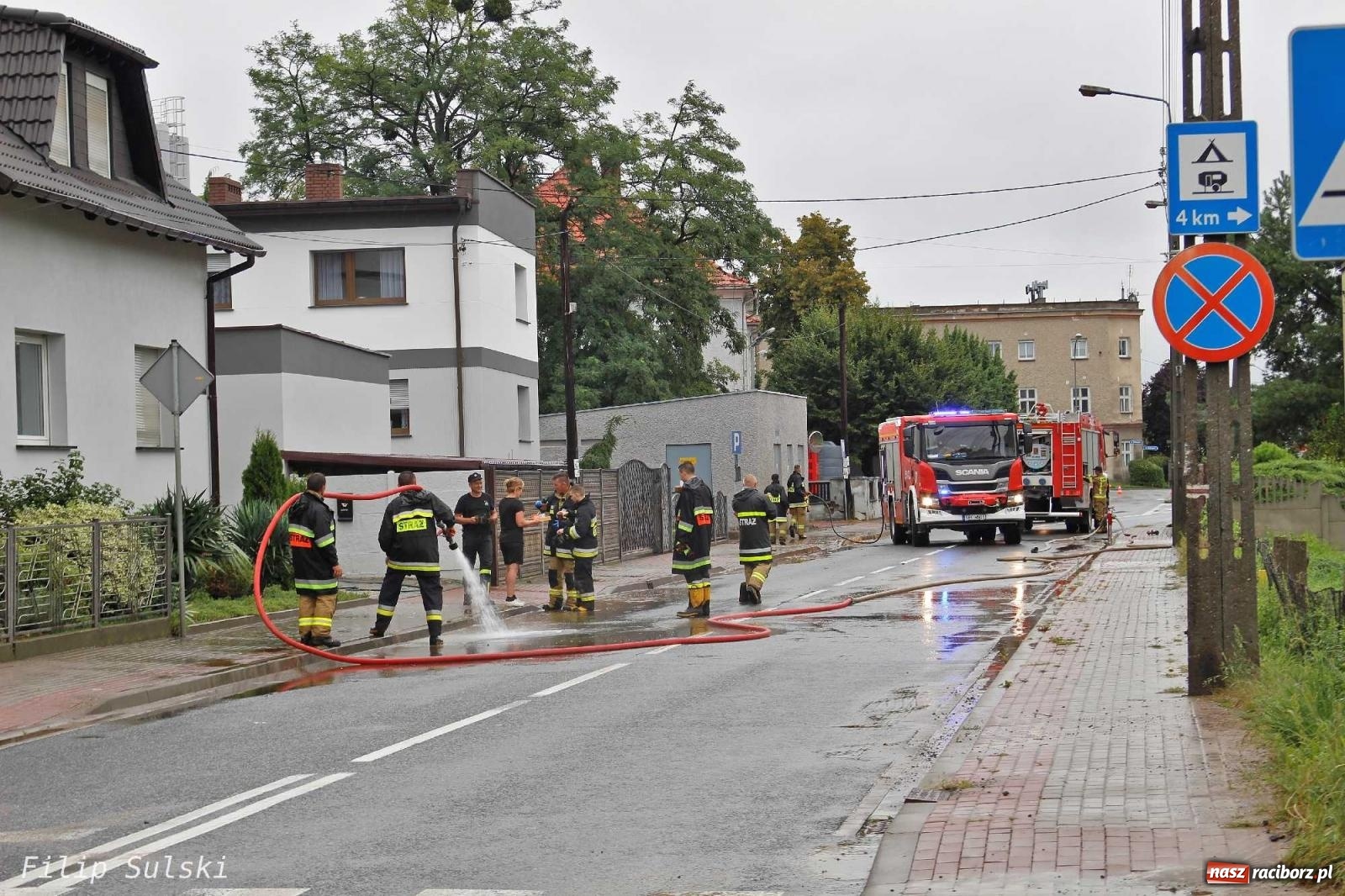 Zdjęcie w galerii na portalu naszraciborz.pl: Błoto i woda blokowały jezdnie. Wielkie sprzątanie po nawałnicy wiadomości z regionu