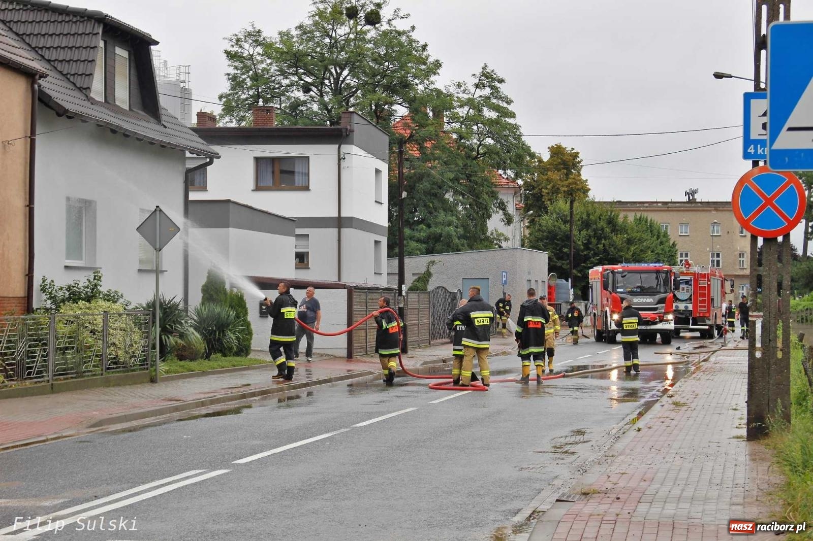 Zdjęcie w galerii na portalu naszraciborz.pl: Błoto i woda blokowały jezdnie. Wielkie sprzątanie po nawałnicy wiadomości z regionu
