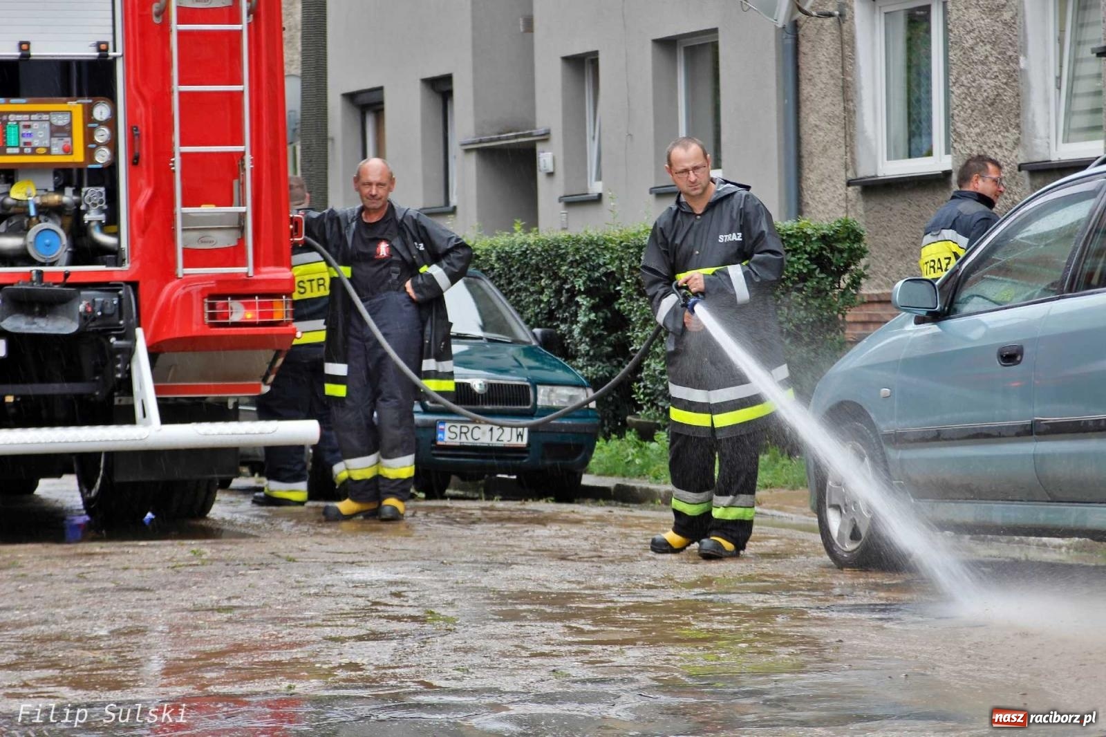 Zdjęcie w galerii na portalu naszraciborz.pl: Błoto i woda blokowały jezdnie. Wielkie sprzątanie po nawałnicy wiadomości z regionu