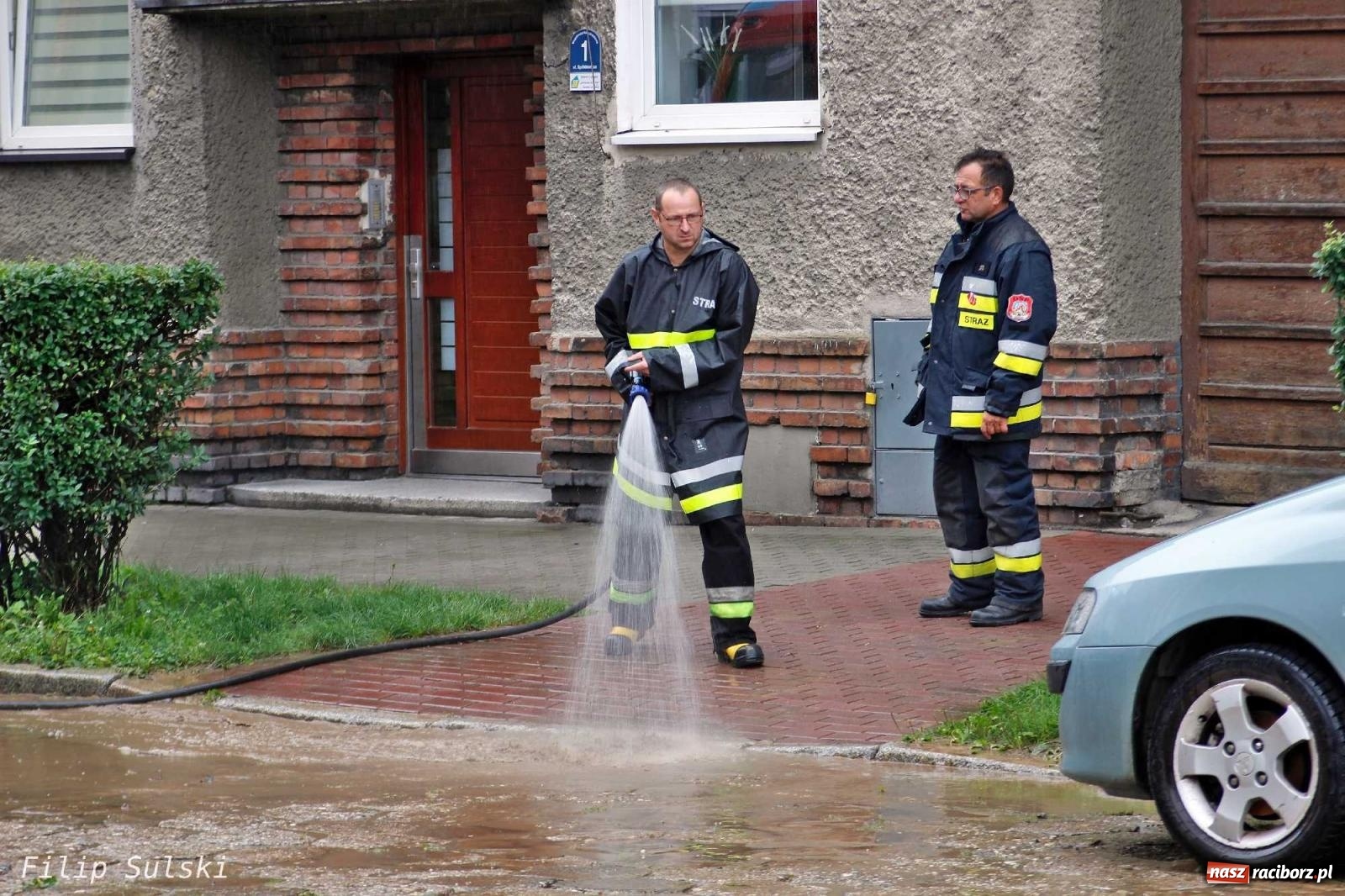 Zdjęcie w galerii na portalu naszraciborz.pl: Błoto i woda blokowały jezdnie. Wielkie sprzątanie po nawałnicy wiadomości z regionu