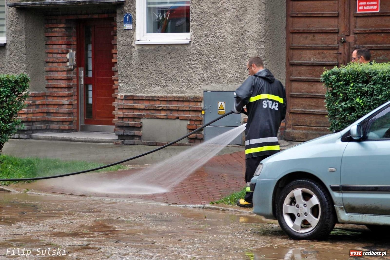 Zdjęcie w galerii na portalu naszraciborz.pl: Błoto i woda blokowały jezdnie. Wielkie sprzątanie po nawałnicy wiadomości z regionu