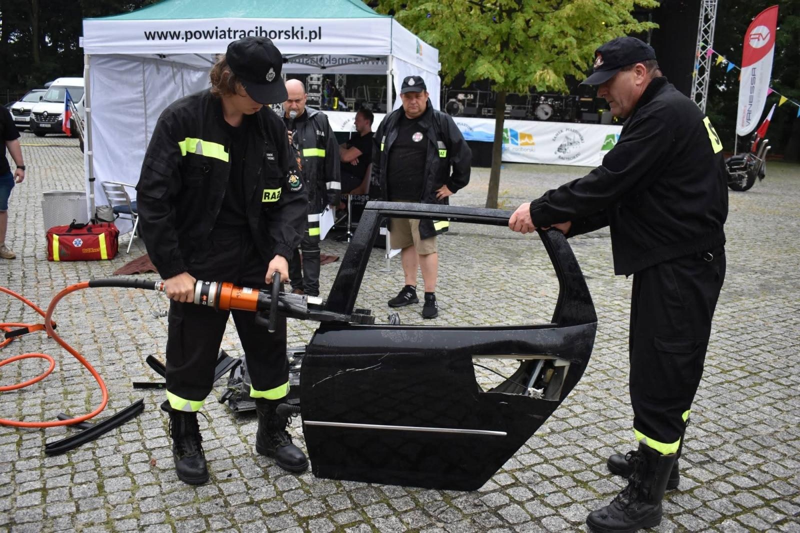 Zdjęcie w galerii na portalu naszraciborz.pl: Nie ma to jak zrobić rockowe przyjęcie weselne na zamku wiadomości z regionu
