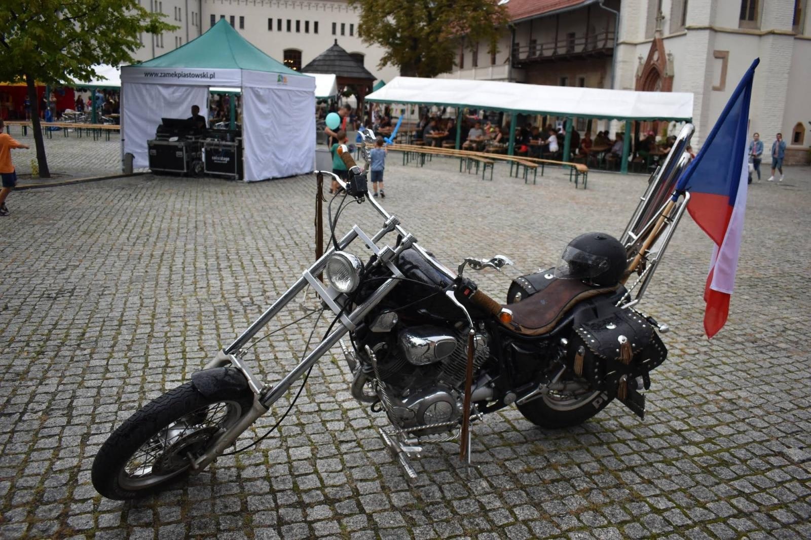 Zdjęcie w galerii na portalu naszraciborz.pl: Nie ma to jak zrobić rockowe przyjęcie weselne na zamku wiadomości z regionu