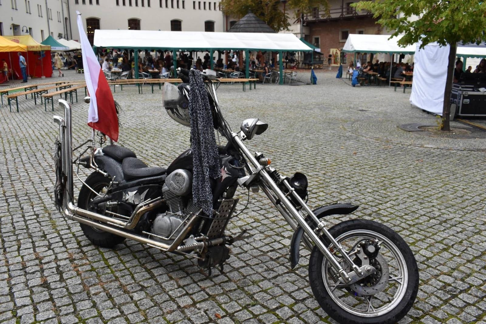 Zdjęcie w galerii na portalu naszraciborz.pl: Nie ma to jak zrobić rockowe przyjęcie weselne na zamku wiadomości z regionu