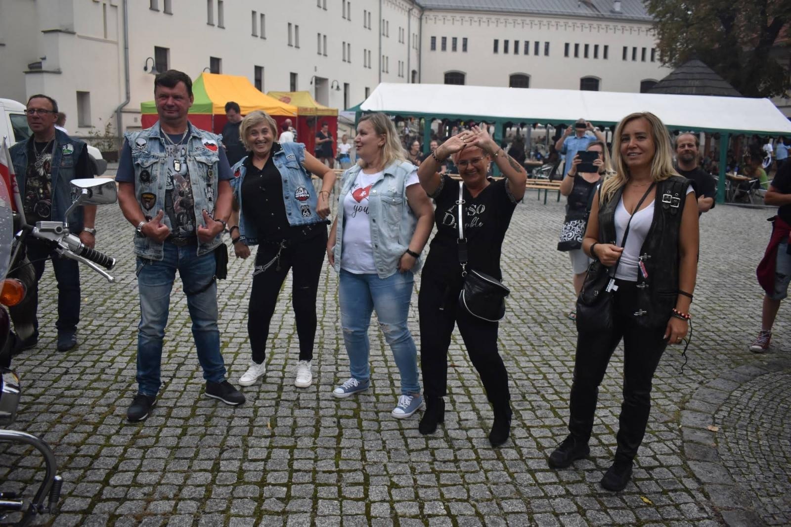 Zdjęcie w galerii na portalu naszraciborz.pl: Nie ma to jak zrobić rockowe przyjęcie weselne na zamku wiadomości z regionu