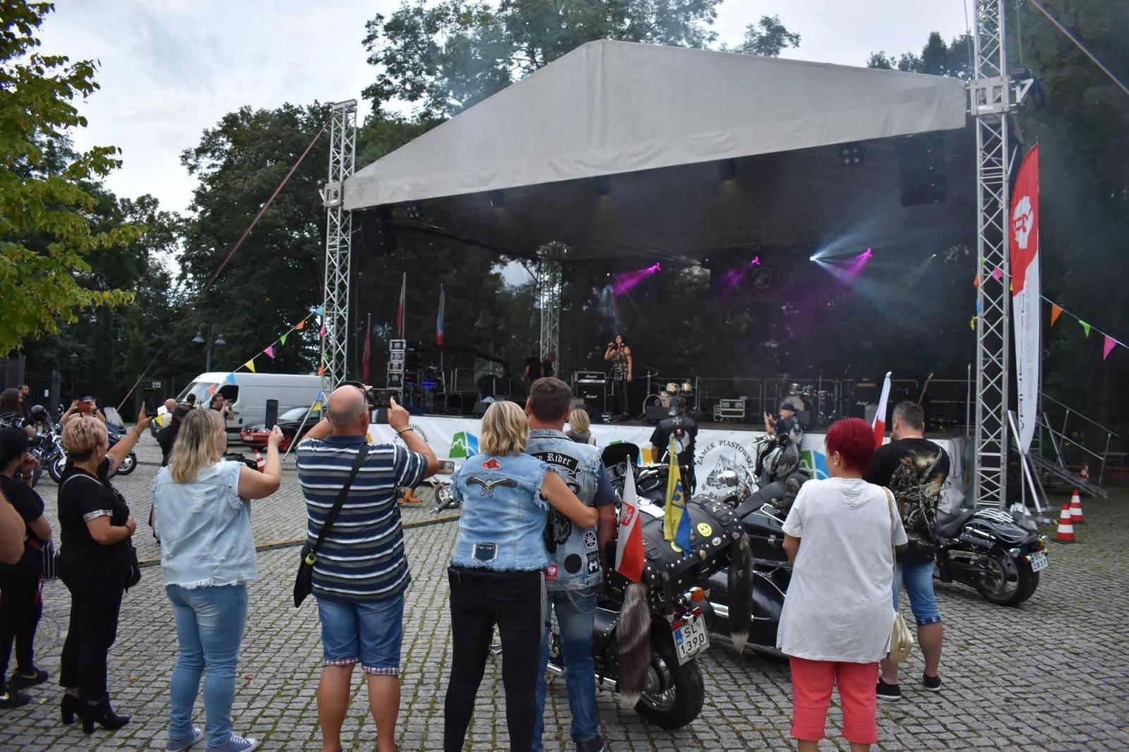Zdjęcie w galerii na portalu naszraciborz.pl: Nie ma to jak zrobić rockowe przyjęcie weselne na zamku wiadomości z regionu