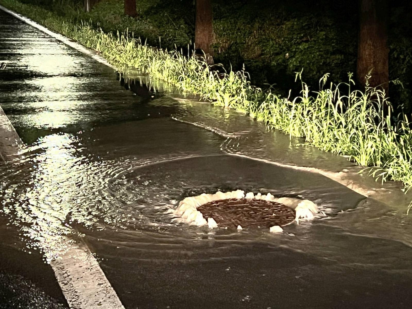 Zdjęcie w galerii na portalu naszraciborz.pl: Brzeska jak rzeka. Po nocnej burzy strażacy mają znów pełne ręce roboty wiadomości z regionu