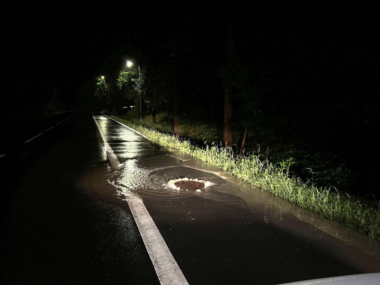 Zdjęcie w galerii na portalu naszraciborz.pl: Brzeska jak rzeka. Po nocnej burzy strażacy mają znów pełne ręce roboty wiadomości z regionu