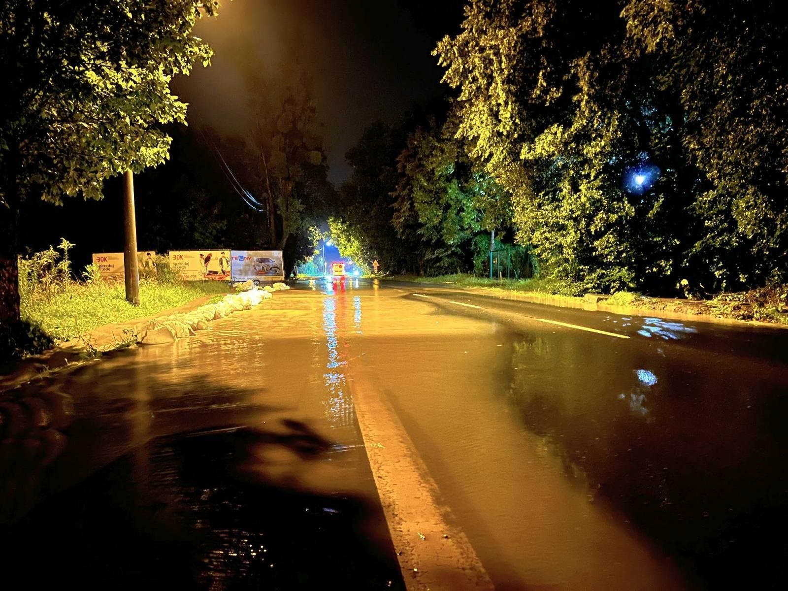 Zdjęcie w galerii na portalu naszraciborz.pl: Brzeska jak rzeka. Po nocnej burzy strażacy mają znów pełne ręce roboty wiadomości z regionu