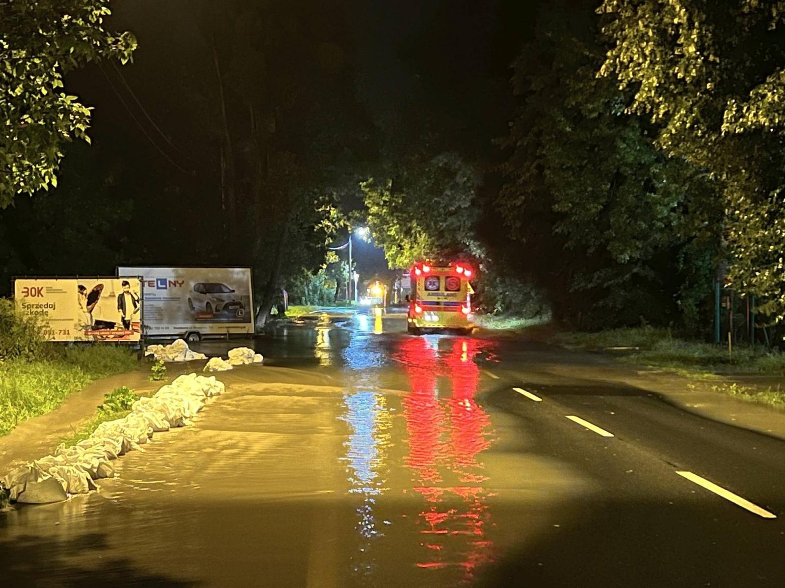 Zdjęcie w galerii na portalu naszraciborz.pl: Brzeska jak rzeka. Po nocnej burzy strażacy mają znów pełne ręce roboty wiadomości z regionu