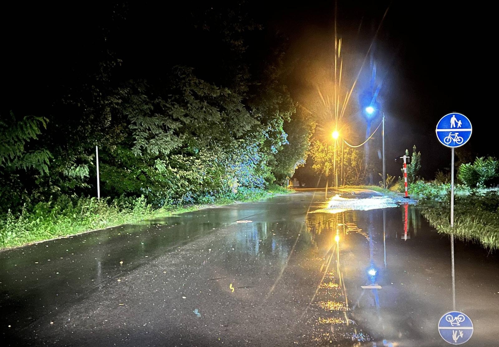 Zdjęcie w galerii na portalu naszraciborz.pl: Brzeska jak rzeka. Po nocnej burzy strażacy mają znów pełne ręce roboty wiadomości z regionu