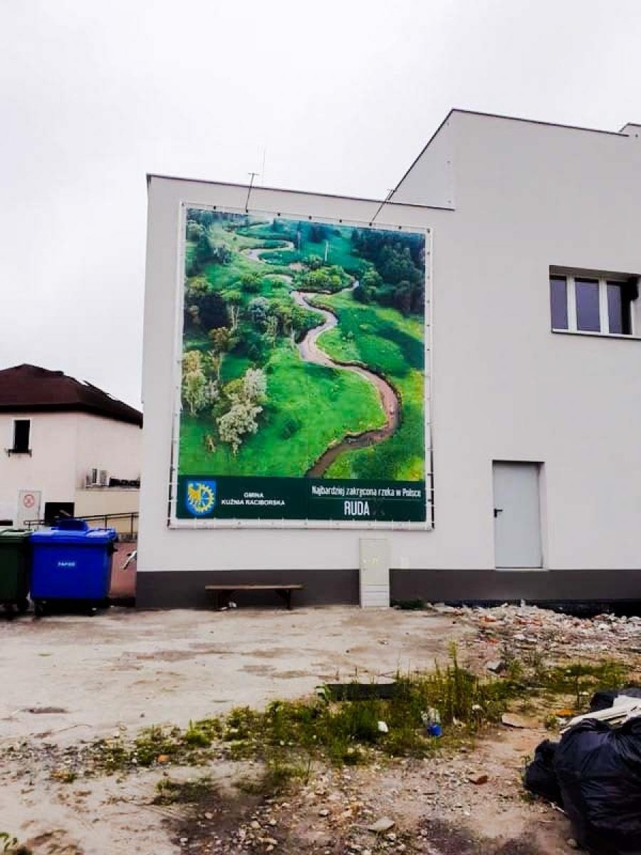 Zdjęcie w galerii na portalu naszraciborz.pl: Burmistrz to mistrz przekazu! Wielki baner na kuźniańskim magistracie wiadomości z regionu