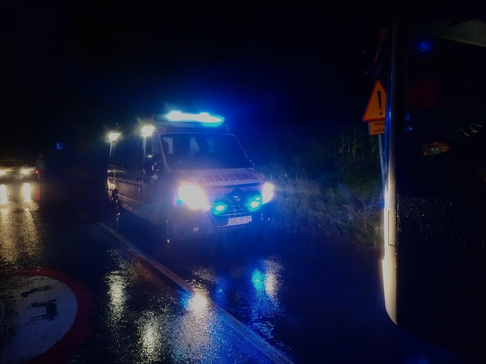 Zdjęcie w galerii na portalu naszraciborz.pl: Osobowy peugeot uderzył w autobus Eko-Okien wiadomości z regionu