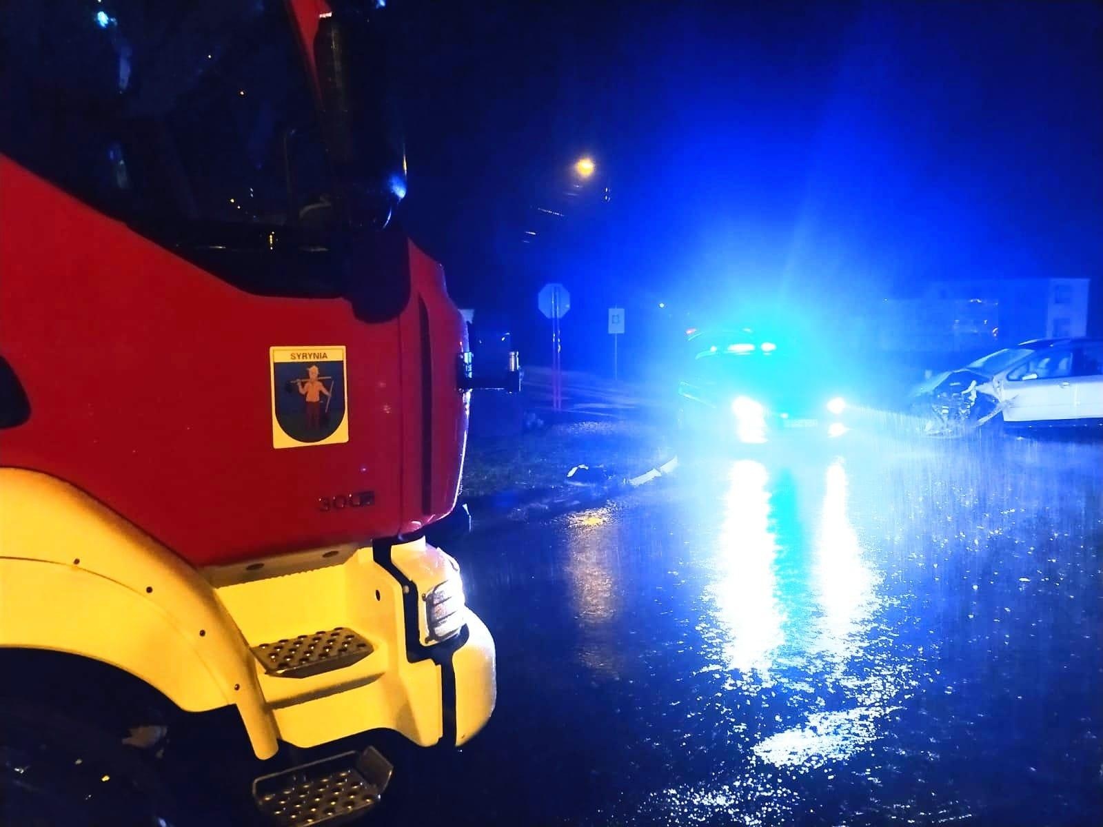 Zdjęcie w galerii na portalu naszraciborz.pl: Osobowy peugeot uderzył w autobus Eko-Okien wiadomości z regionu