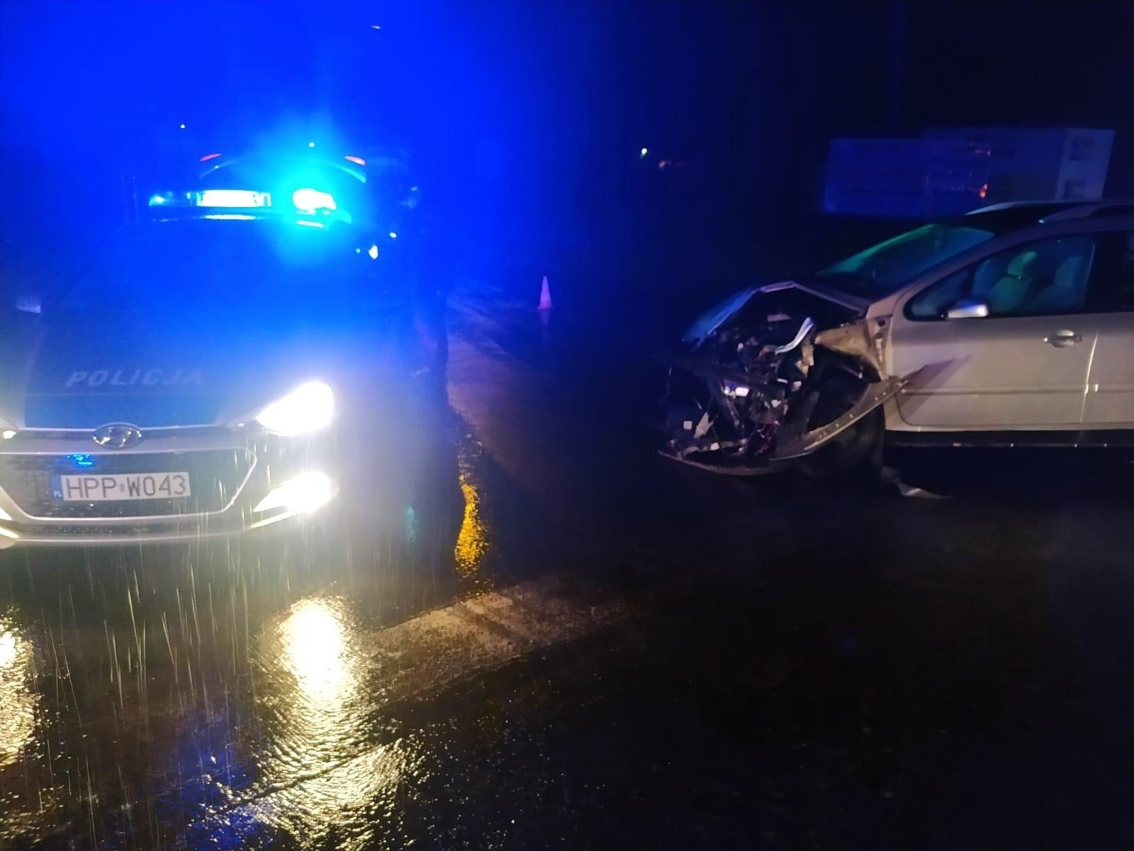 Zdjęcie w galerii na portalu naszraciborz.pl: Osobowy peugeot uderzył w autobus Eko-Okien wiadomości z regionu