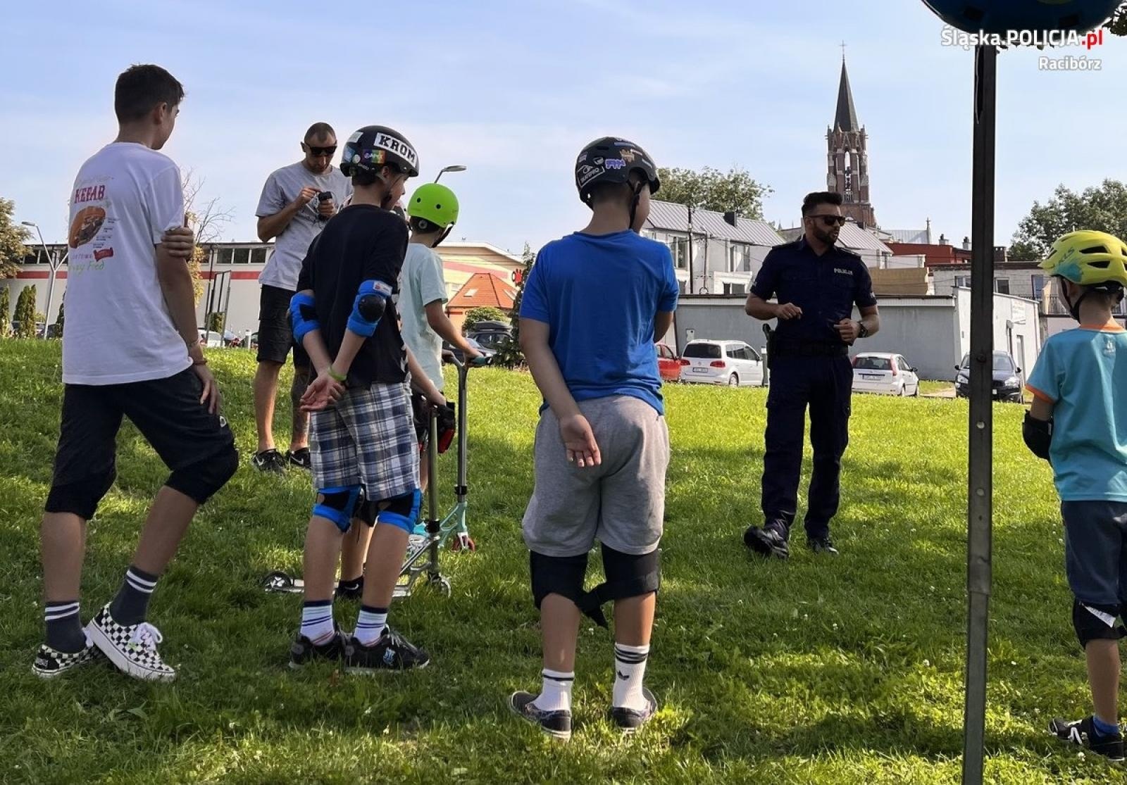 Zdjęcie w galerii na portalu naszraciborz.pl: Bezpieczny SK8PARK z raciborską policją wiadomości z regionu