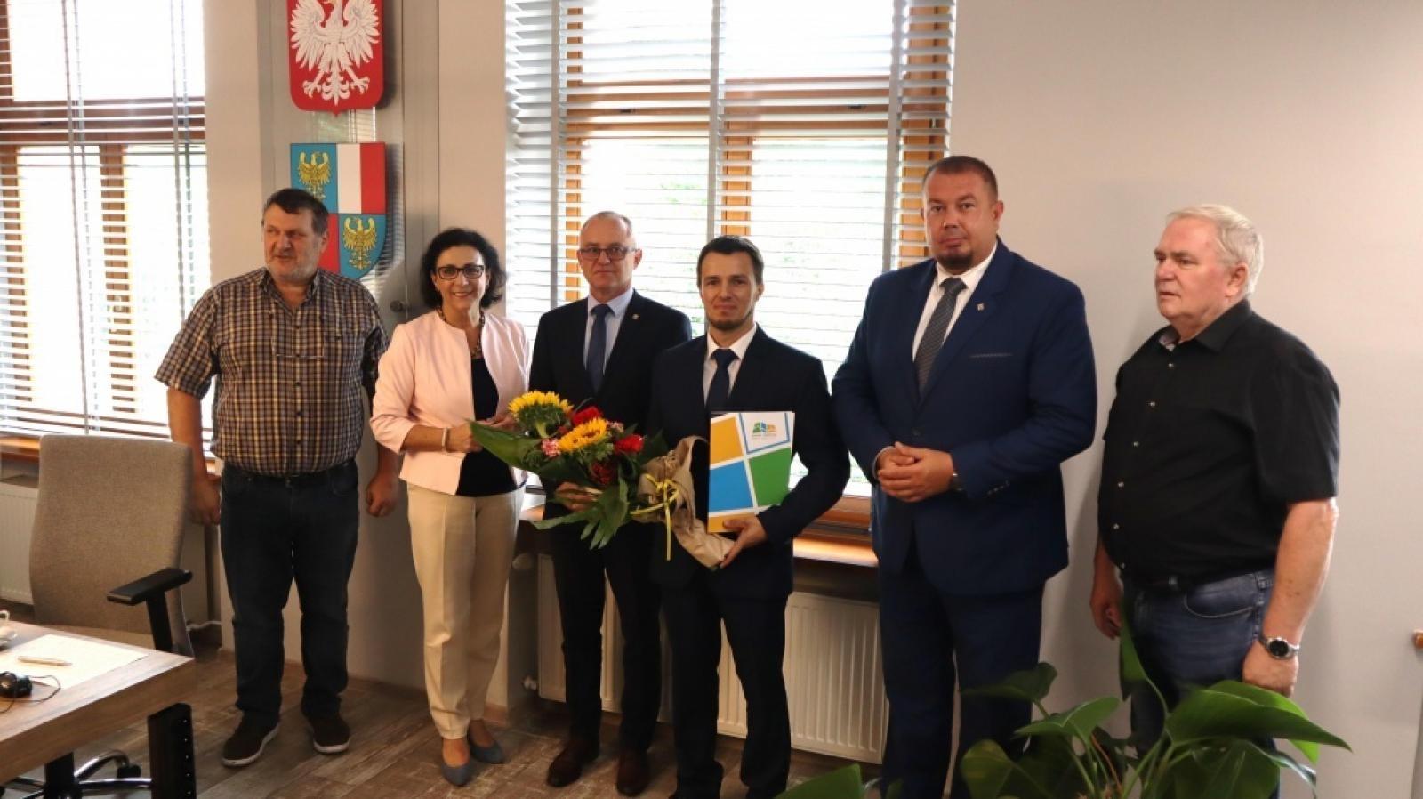 Zdjęcie w galerii na portalu naszraciborz.pl: Nowy dyrektor szkoły specjalnej odebrał w Starostwie powierzenie wiadomości z regionu