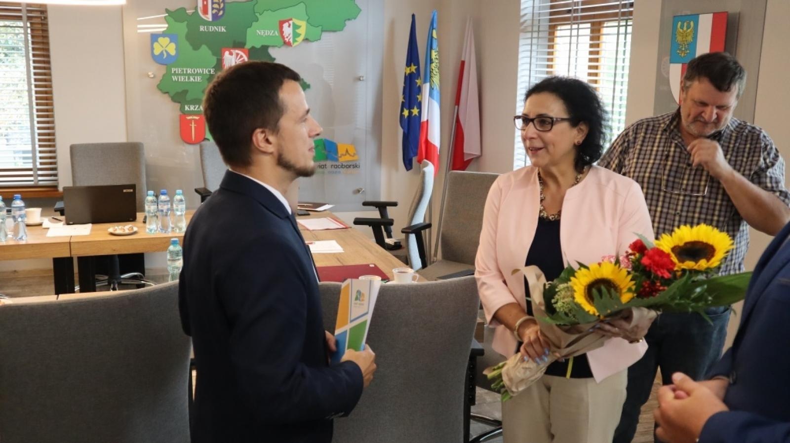 Zdjęcie w galerii na portalu naszraciborz.pl: Nowy dyrektor szkoły specjalnej odebrał w Starostwie powierzenie wiadomości z regionu