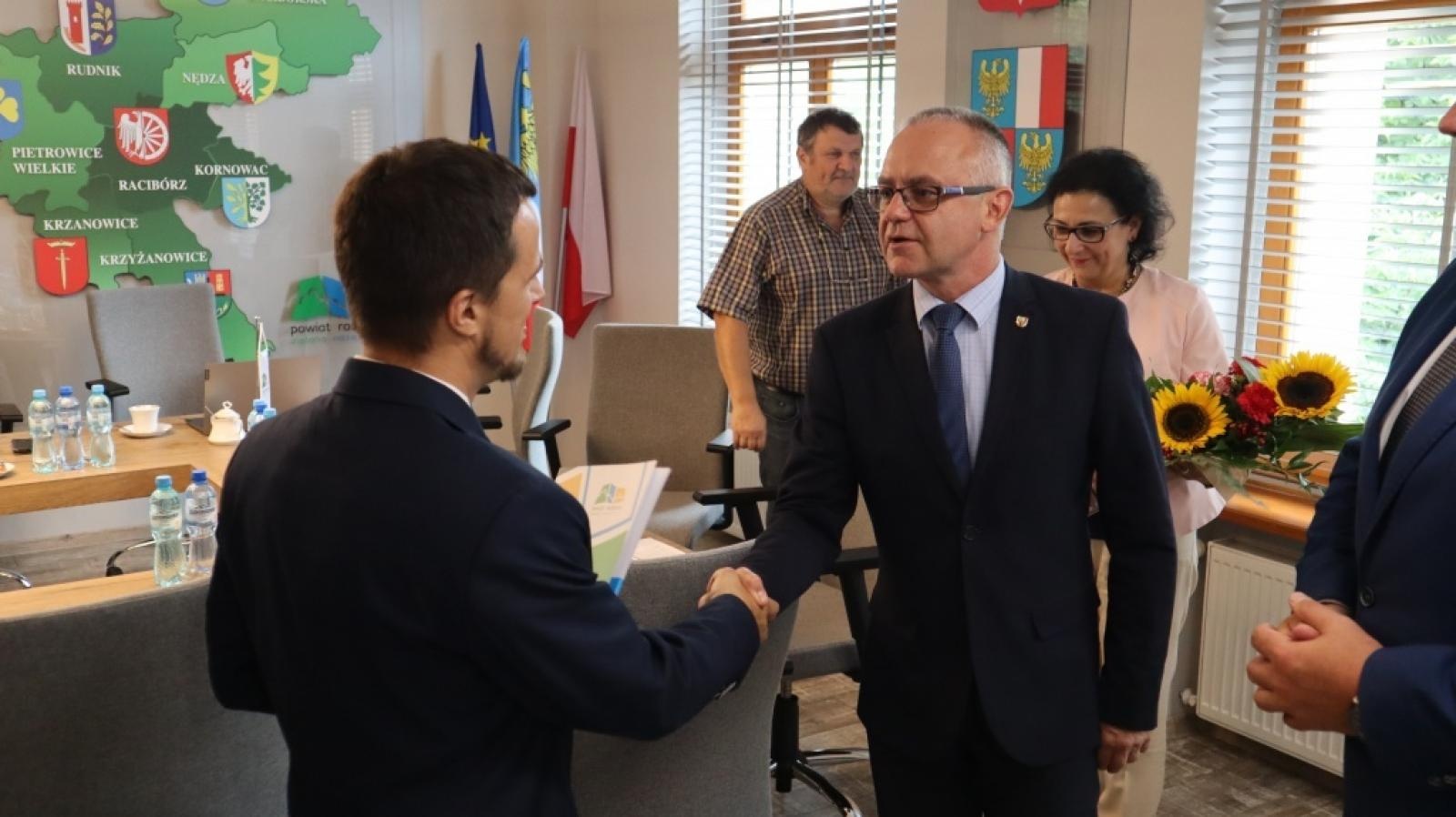 Zdjęcie w galerii na portalu naszraciborz.pl: Nowy dyrektor szkoły specjalnej odebrał w Starostwie powierzenie wiadomości z regionu