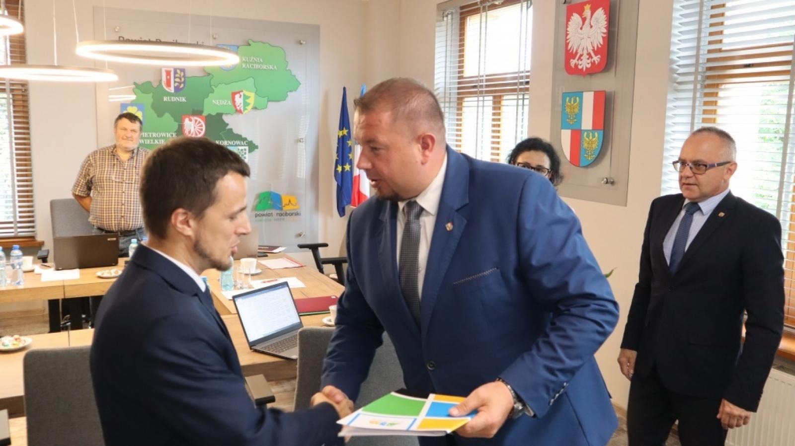 Zdjęcie w galerii na portalu naszraciborz.pl: Nowy dyrektor szkoły specjalnej odebrał w Starostwie powierzenie wiadomości z regionu