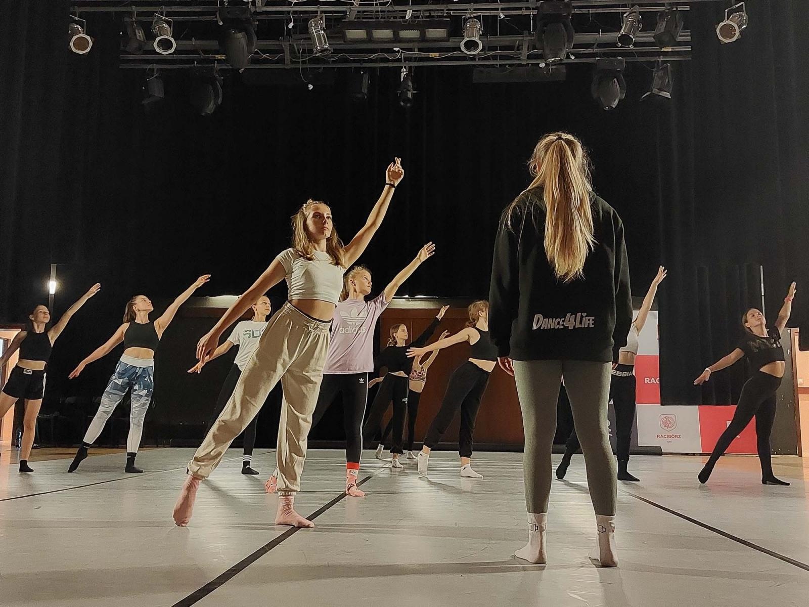 Zdjęcie w galerii na portalu naszraciborz.pl: Intensywne polsko-czeskie treningi przed premierą widowiska Kolory życia wiadomości z regionu