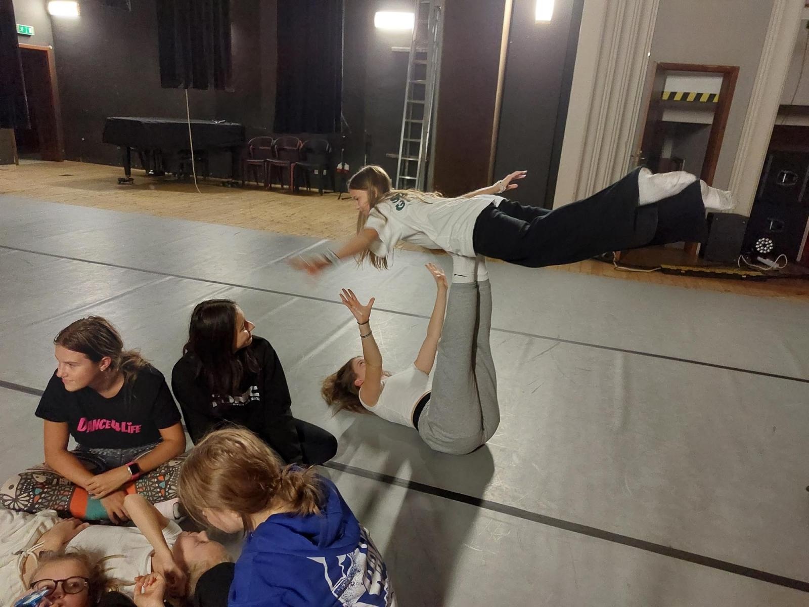 Zdjęcie w galerii na portalu naszraciborz.pl: Intensywne polsko-czeskie treningi przed premierą widowiska Kolory życia wiadomości z regionu