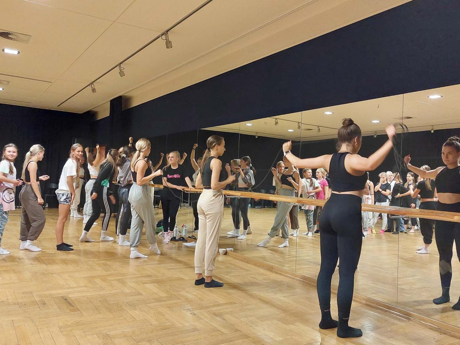 Zdjęcie w galerii na portalu naszraciborz.pl: Intensywne polsko-czeskie treningi przed premierą widowiska Kolory życia wiadomości z regionu