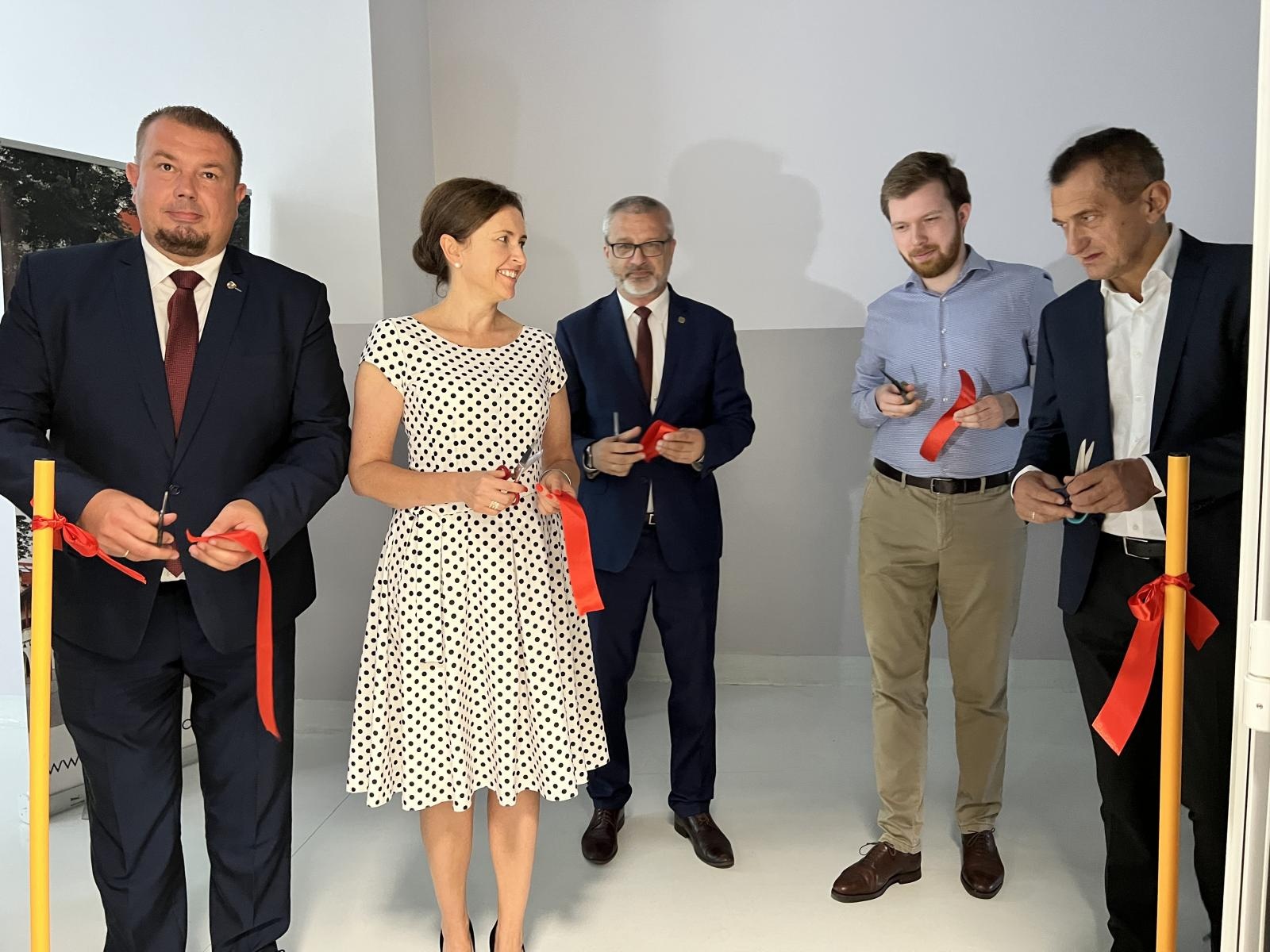 Zdjęcie w galerii na portalu naszraciborz.pl: Klimatyzacja, świetliki i ekran akustyczny. Mechanik ma nową aulę wiadomości z regionu