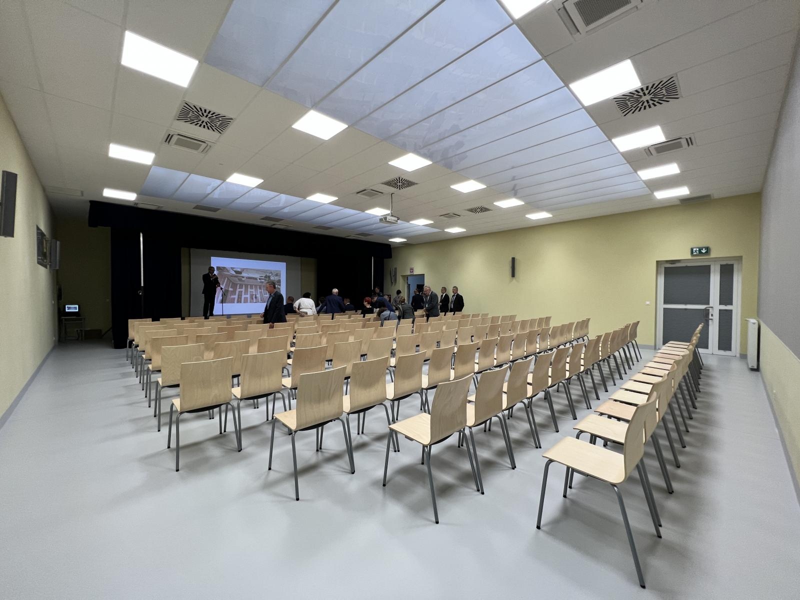 Zdjęcie w galerii na portalu naszraciborz.pl: Klimatyzacja, świetliki i ekran akustyczny. Mechanik ma nową aulę wiadomości z regionu