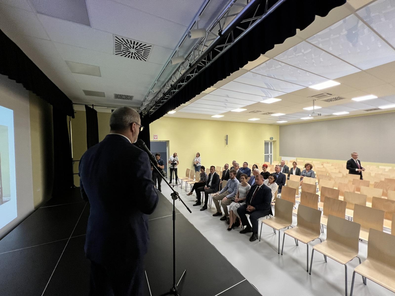 Zdjęcie w galerii na portalu naszraciborz.pl: Klimatyzacja, świetliki i ekran akustyczny. Mechanik ma nową aulę wiadomości z regionu