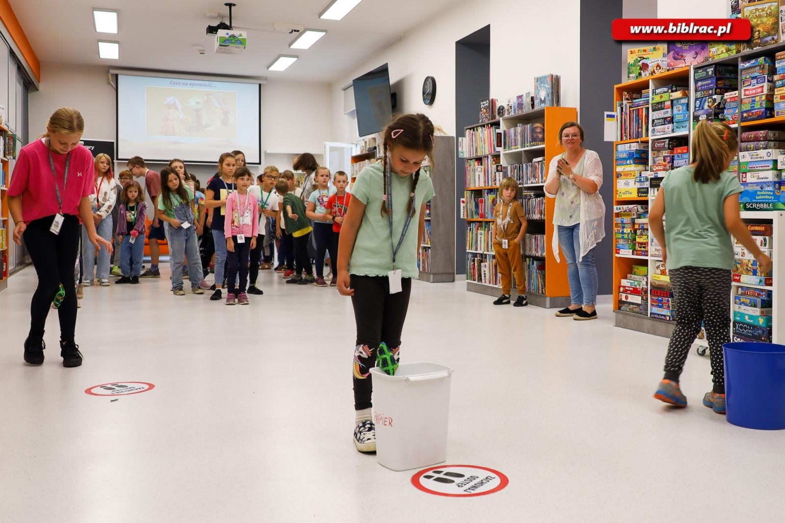 Zdjęcie w galerii na portalu naszraciborz.pl: Dwa ostatnie przystanki Baśniowego Lata z Biblioteką wiadomości z regionu