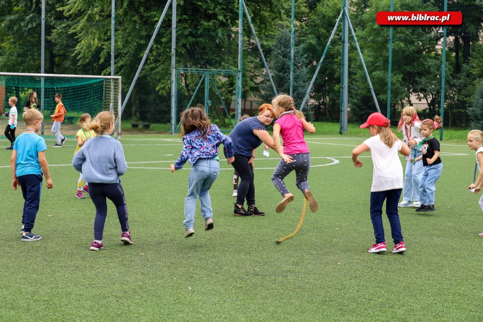 Zdjęcie w galerii na portalu naszraciborz.pl: Dwa ostatnie przystanki Baśniowego Lata z Biblioteką wiadomości z regionu