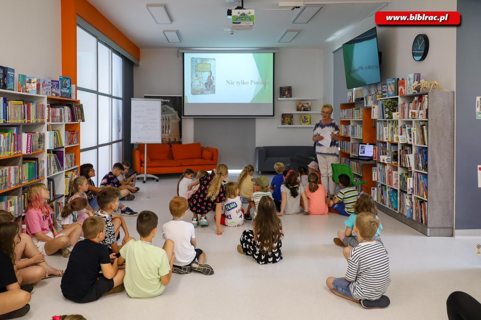 Zdjęcie w galerii na portalu naszraciborz.pl: Dwa ostatnie przystanki Baśniowego Lata z Biblioteką wiadomości z regionu