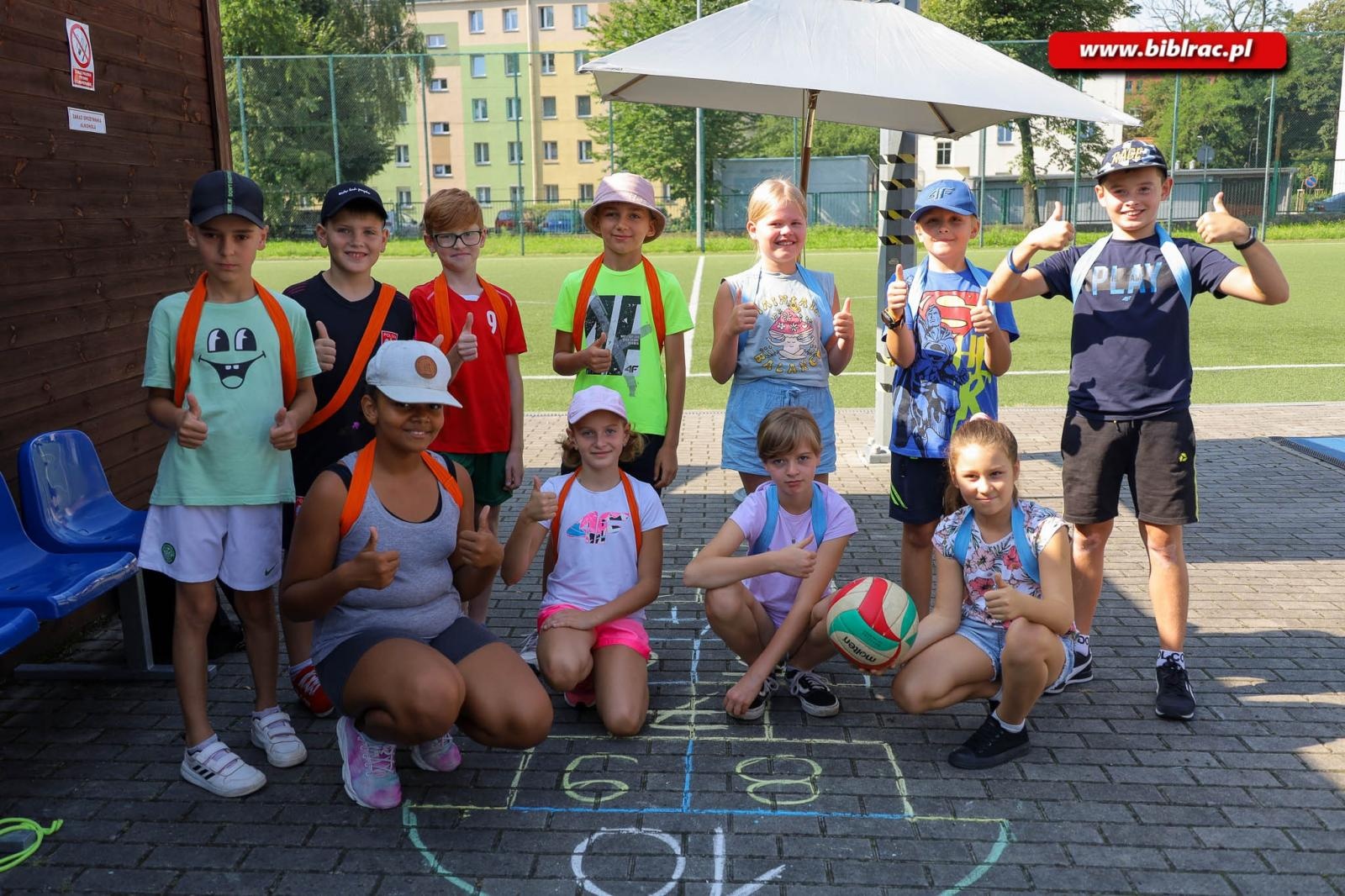 Zdjęcie w galerii na portalu naszraciborz.pl: Jak za dawnych lat - podwórkowe zabawy z raciborską biblioteką wiadomości z regionu