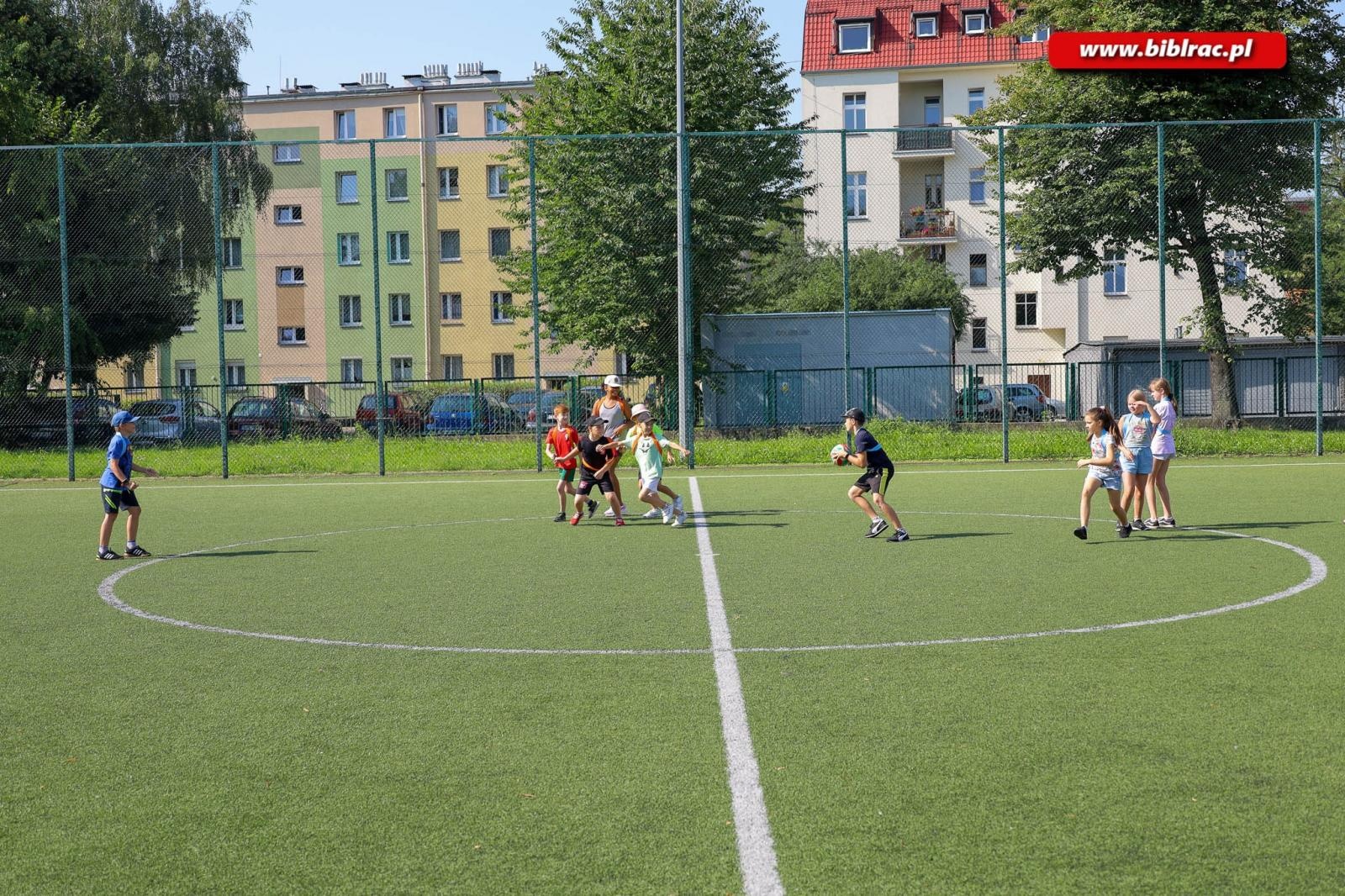 Zdjęcie w galerii na portalu naszraciborz.pl: Jak za dawnych lat - podwórkowe zabawy z raciborską biblioteką wiadomości z regionu