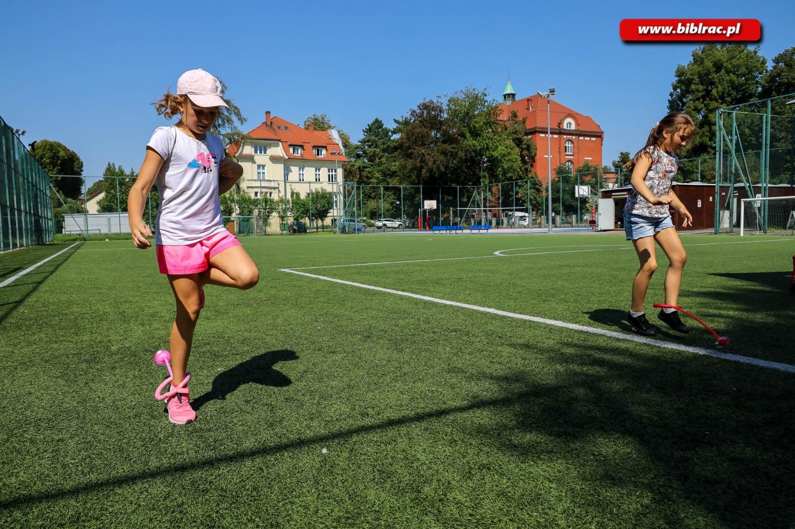 Zdjęcie w galerii na portalu naszraciborz.pl: Jak za dawnych lat - podwórkowe zabawy z raciborską biblioteką wiadomości z regionu