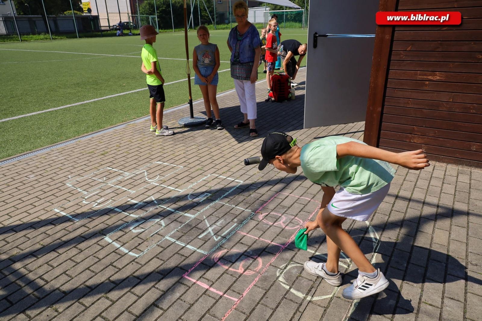 Zdjęcie w galerii na portalu naszraciborz.pl: Jak za dawnych lat - podwórkowe zabawy z raciborską biblioteką wiadomości z regionu