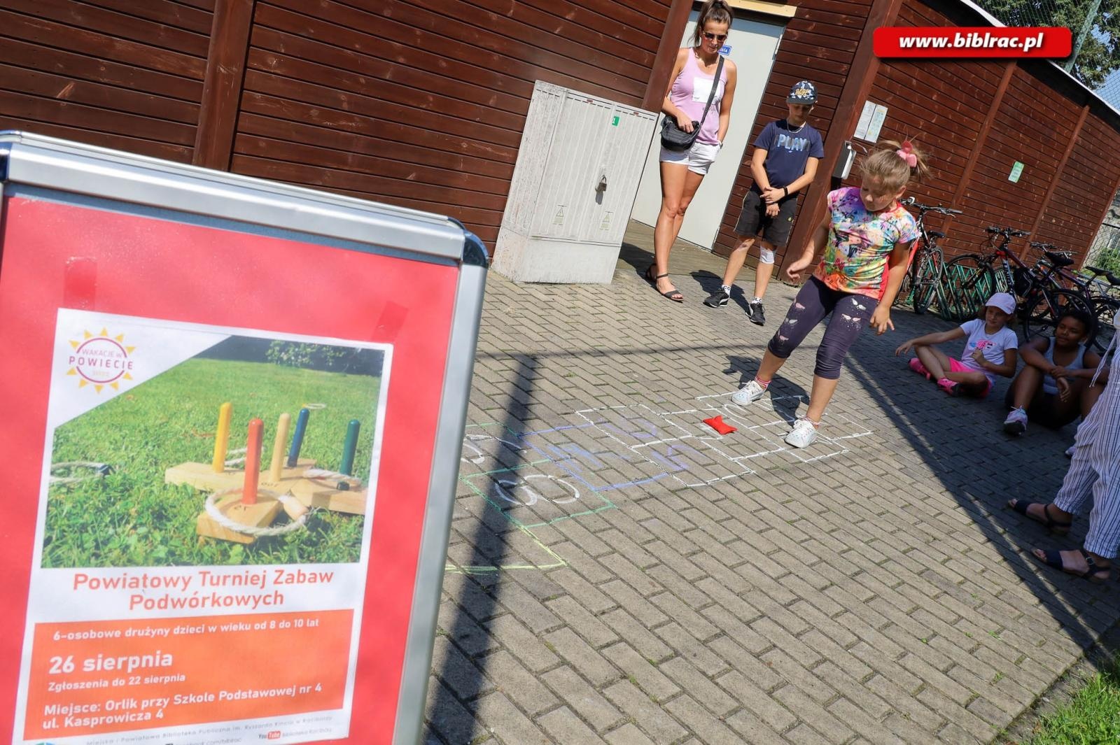 Zdjęcie w galerii na portalu naszraciborz.pl: Jak za dawnych lat - podwórkowe zabawy z raciborską biblioteką wiadomości z regionu