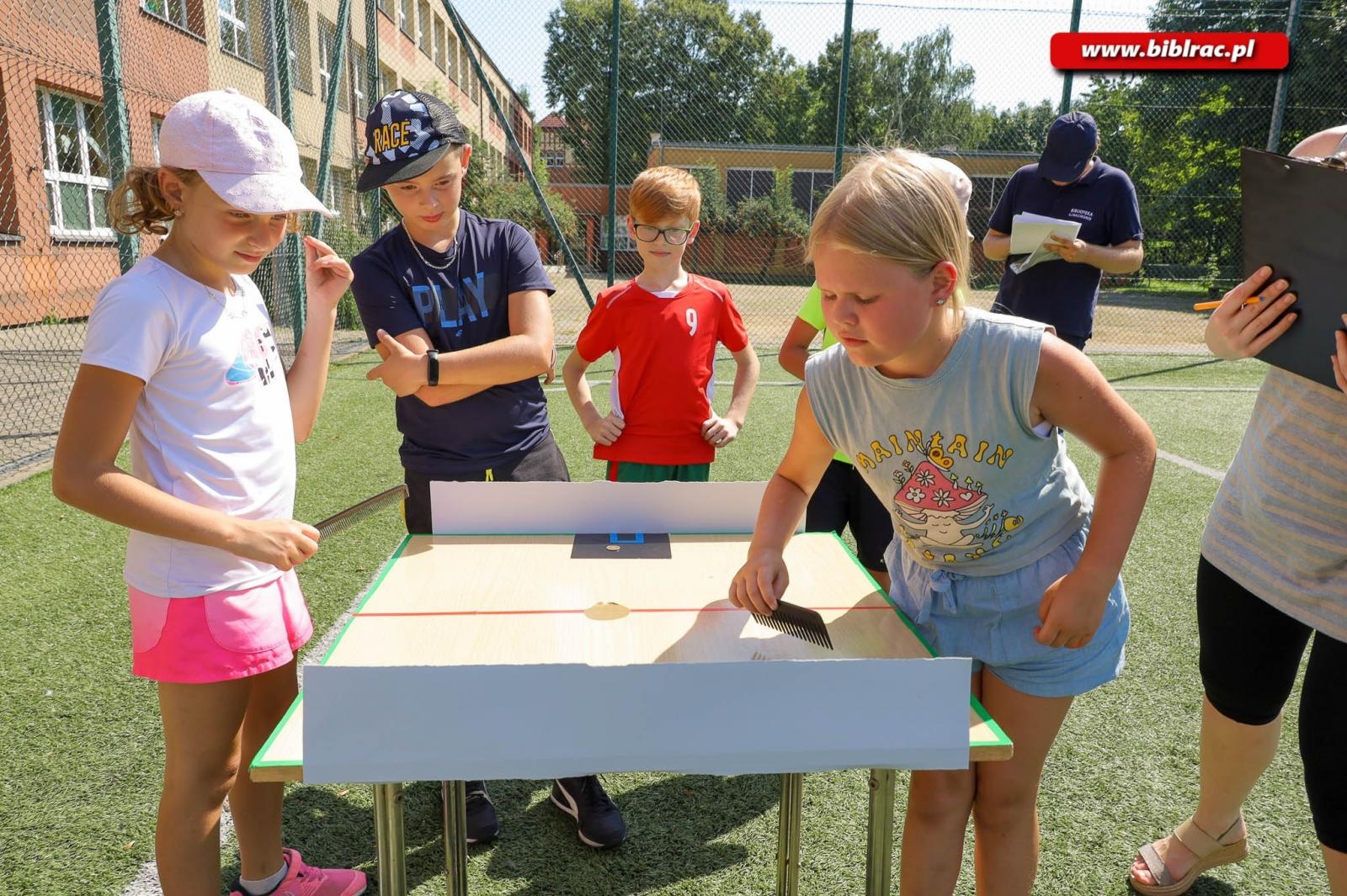 Zdjęcie w galerii na portalu naszraciborz.pl: Jak za dawnych lat - podwórkowe zabawy z raciborską biblioteką wiadomości z regionu