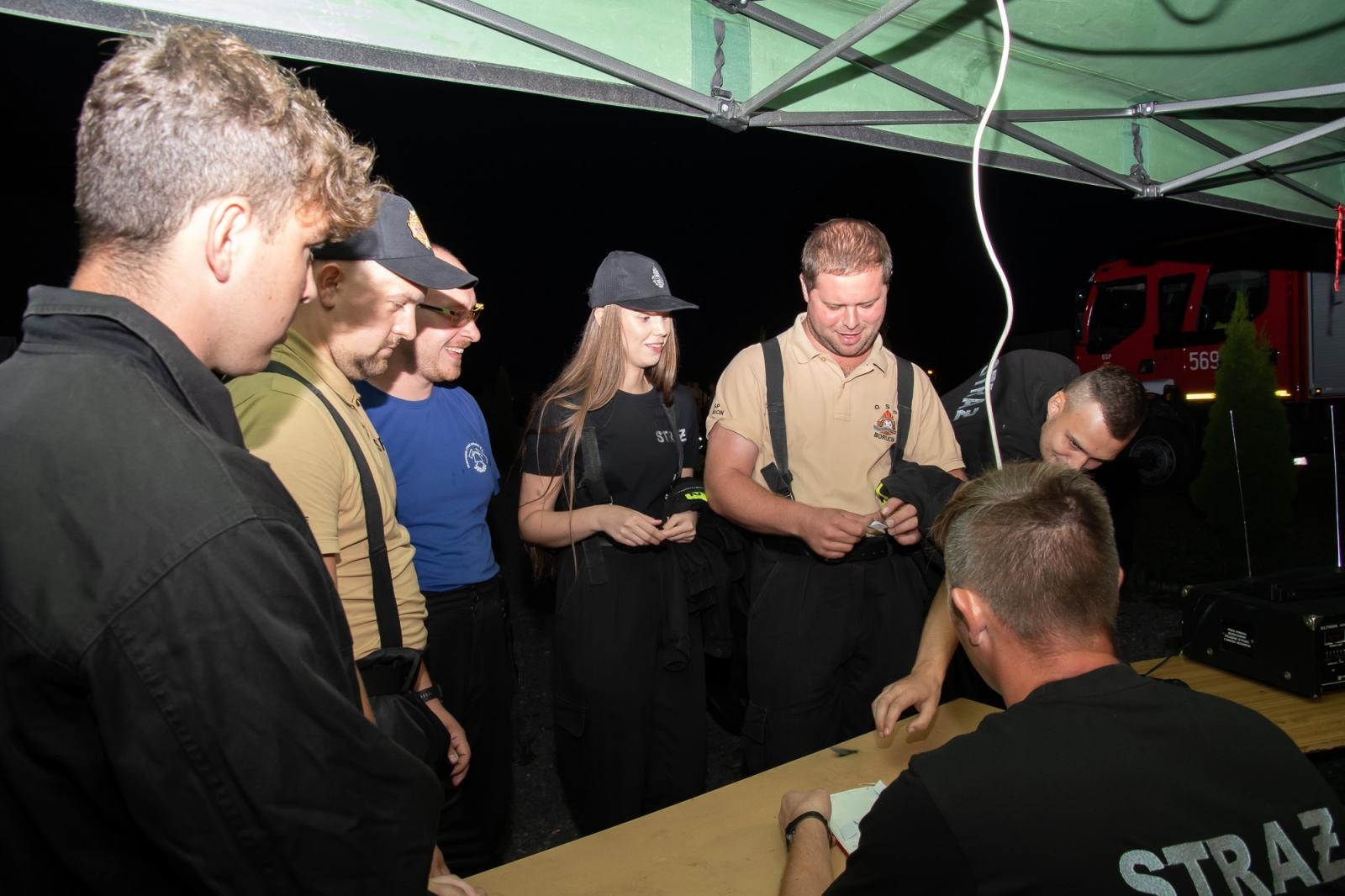 Zdjęcie w galerii na portalu naszraciborz.pl: Nocne zawody sportowo-pożarnicze na dożynkach w Krzanowicach [FOTO i WIDEO] wiadomości z regionu