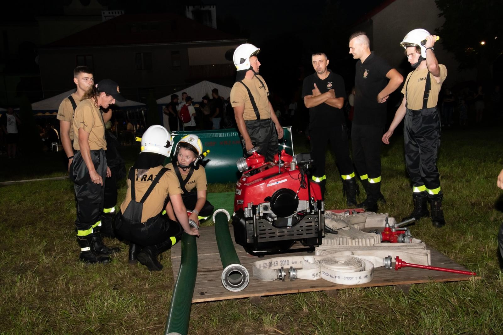 Zdjęcie w galerii na portalu naszraciborz.pl: Nocne zawody sportowo-pożarnicze na dożynkach w Krzanowicach [FOTO i WIDEO] wiadomości z regionu
